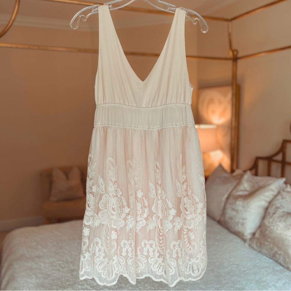 Cream Mini Dress w/ Floral Lace Embroidery Tool Skirt V Neck Like New Cocktail